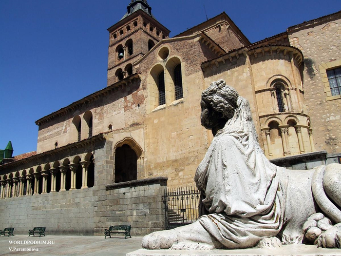 На площади в Сеговии сидит Сфинкс