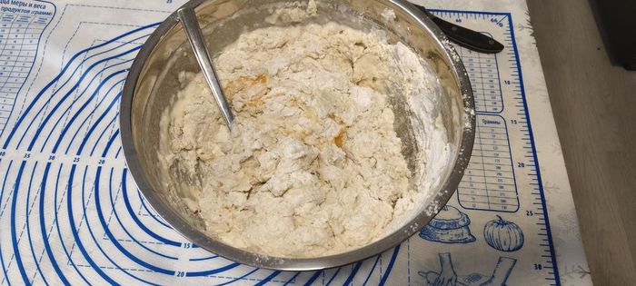 Добавляю в муку яйца, соль, масло и воду.
