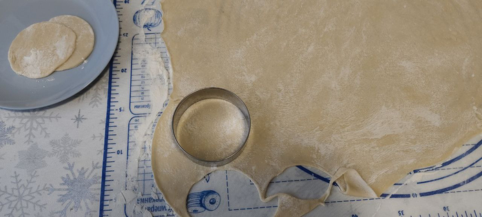 Формировочными, кондитерскими кольцами нарезаю кругляши-заготовки