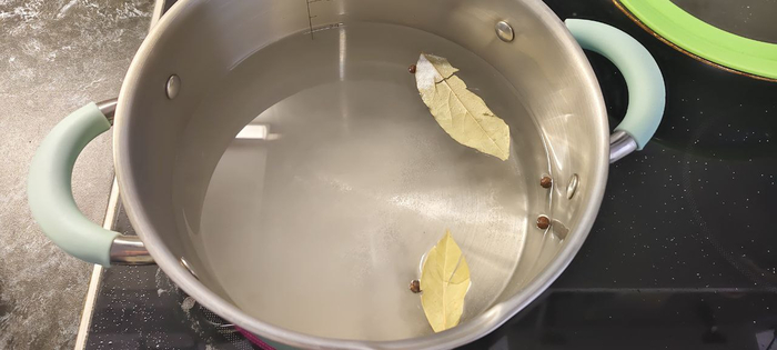 В кипящую воду добавляю соль, душистый перец и лаврушку.