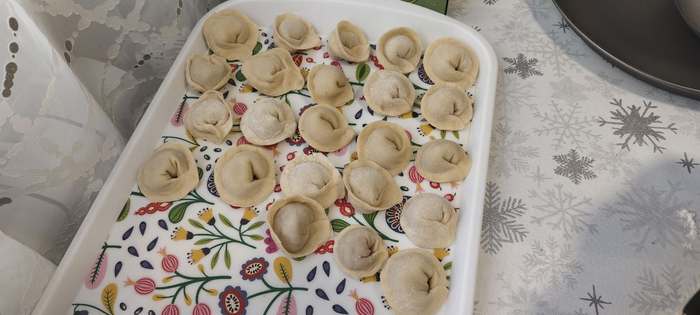 Пельмешки укладываю на противень