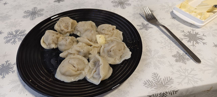 Готовые пельмешки выкладываю на тарелку. Добавляю сливочное масло и черный перец. Больше ничего не нужно.