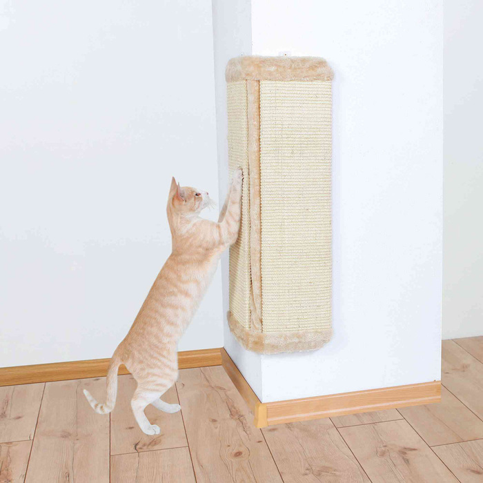 Вертикальная когтеточка. Этот вариант можно повесить на угол стены, более того, этот угол можно отделать полностью в таком репертуаре, и кошка в итоге может карабкаться по нему на самый верх. Где-нибудь сверху можно расположить полочку.