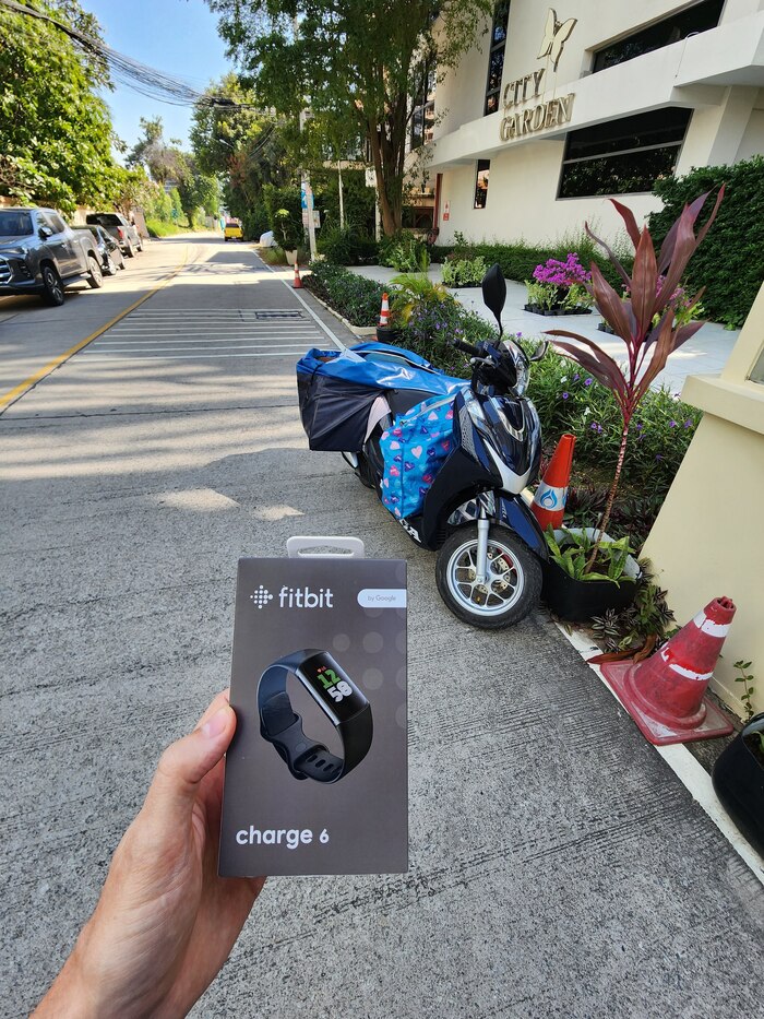 ���� ����� � �������� ����� Lazada. ����� ������� �����. Fitbit Charge 6. �������, ������.