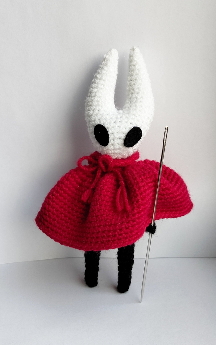 В руке простая длинная иголка, не придумала пока, как можно связать ей оружие как в игре