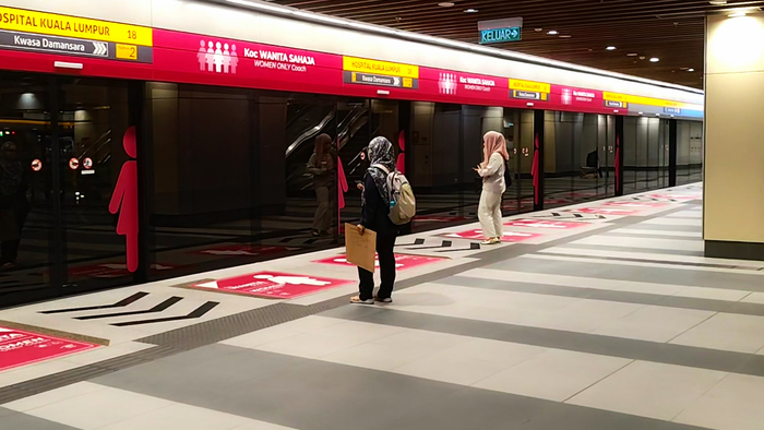 Женские вагоны метро