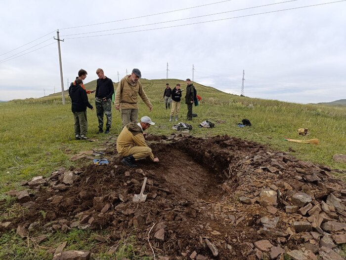 С.М. Снигиревский (стоит) и И.Е. Дронов (сидит) во время раскопок.
