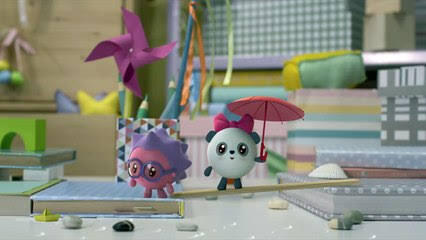 Хотя иногда бывают и соразмерные предметы: игрушки или кроватки.