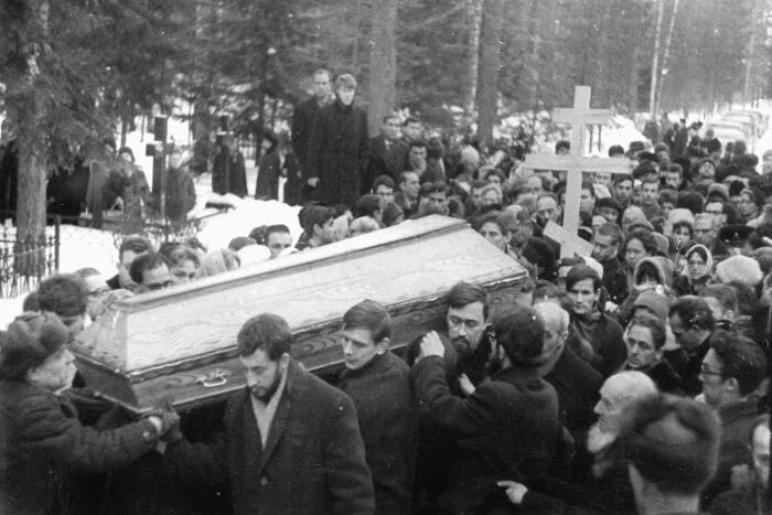 Похороны Анны Андреевны Ахматовой, 10 марта 1966 года. Виден деревянный православный крест, изготовленный в бутафорских мастерских киностудии Ленфильм по заказу Алексея Баталова.