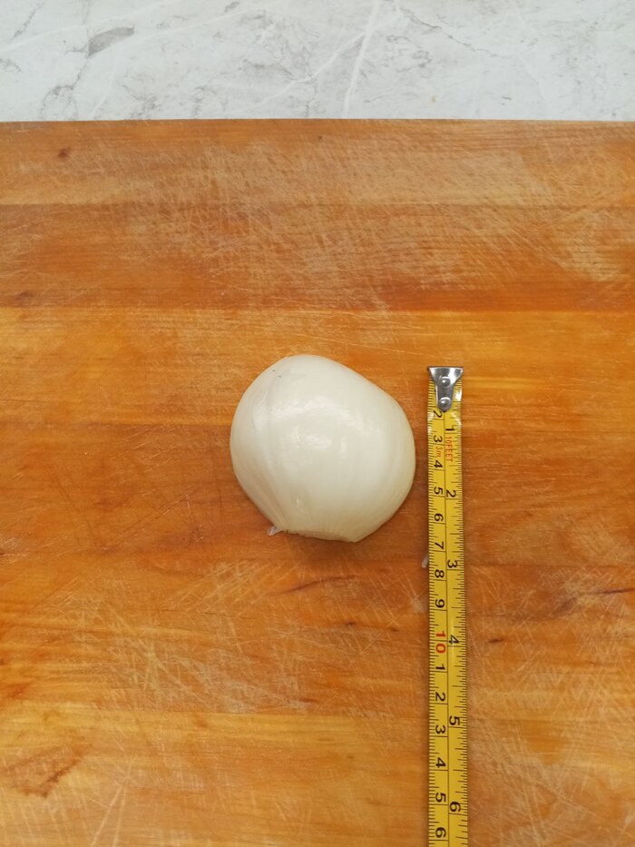 Половинка лука среднего размера.