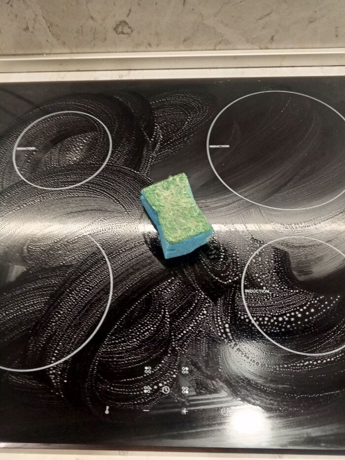 Лучше сразу помыть. Сковорода с миской отправились в посудомойку, а после трапезы и остальная посуда оказалась там, дабы принять душ.