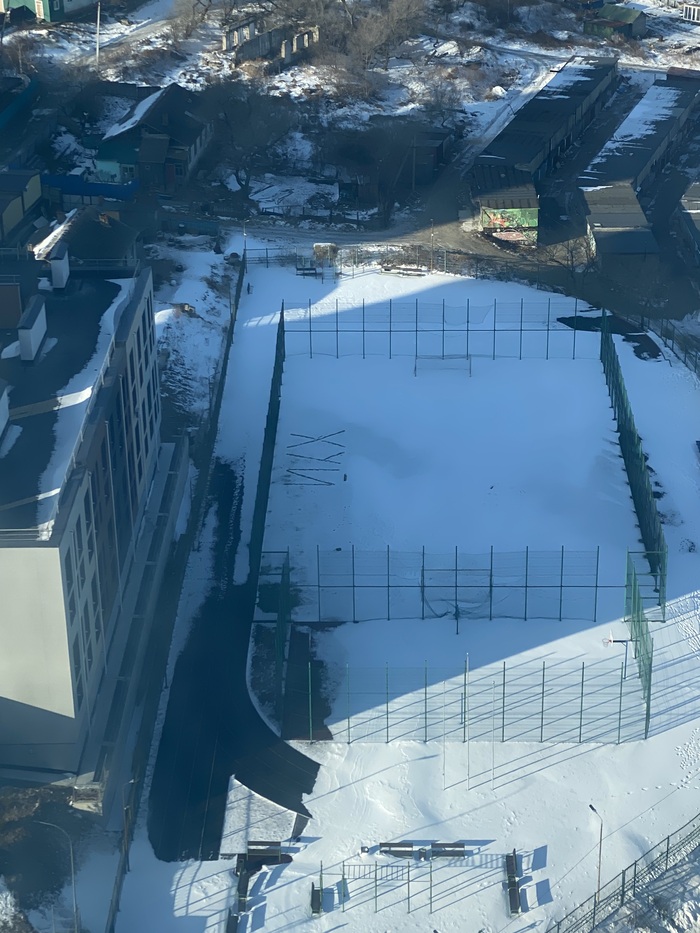 На белом-белом покрывале января любимой девушки я имя хотел написать...ой, а что получилось?