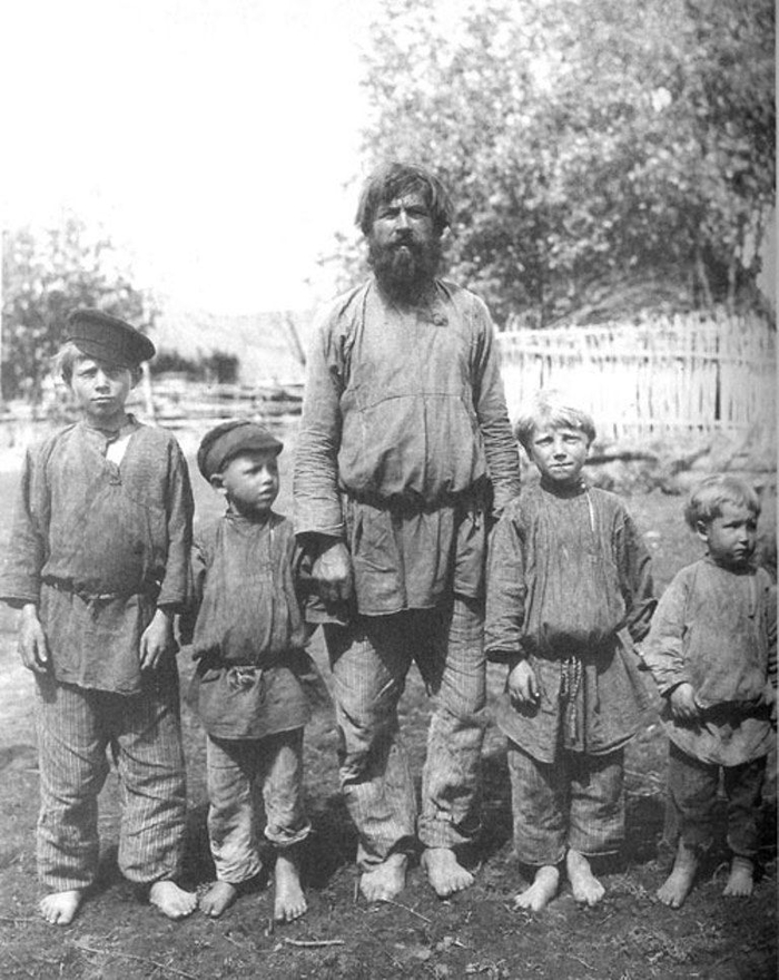 А могли бы французской булкой хрустеть и румяных гимназисток щупать... Эх...