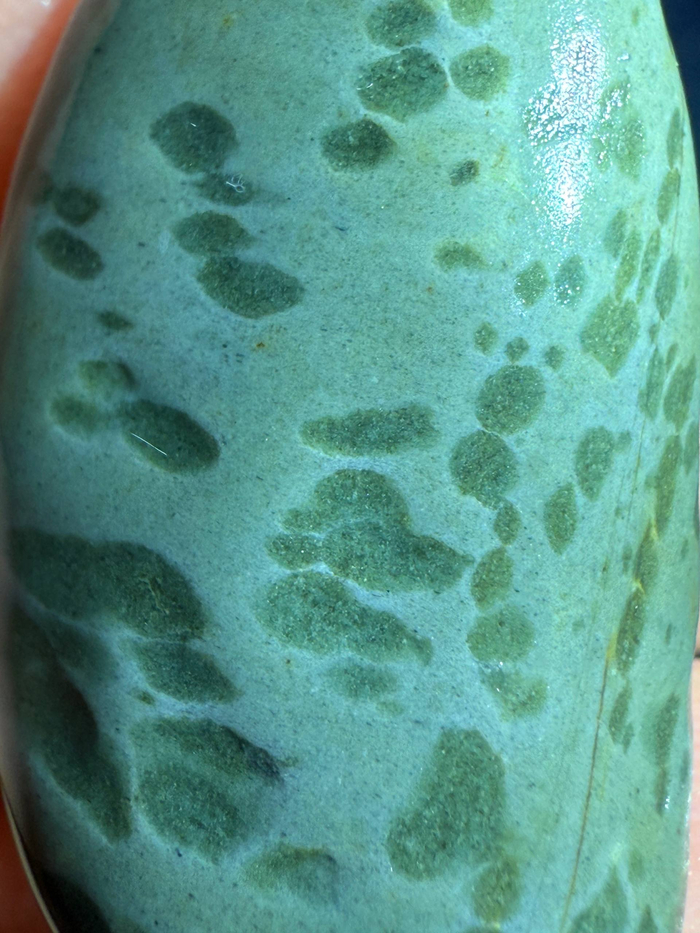 снова что-то базальтовое, причём мягкие включения выпали и остались рытвины )