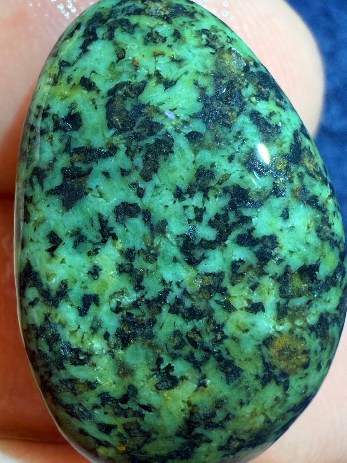 Маленький и зелёный. Я не знаю как его назвать. Это не змеевик. Если узнали - подскажите )