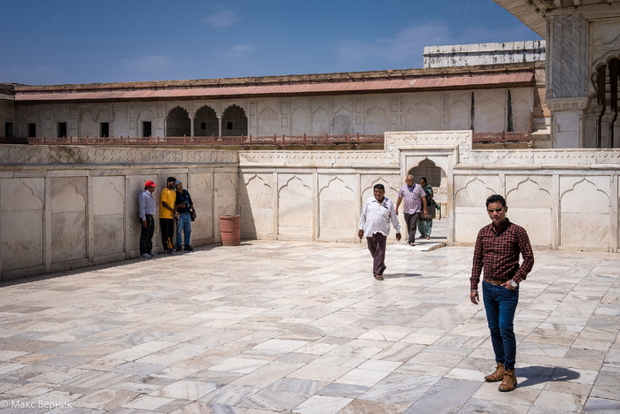 А тем, кому не хватило места, стояли, истекая потом, под стеночкой в узкой полоске тени.