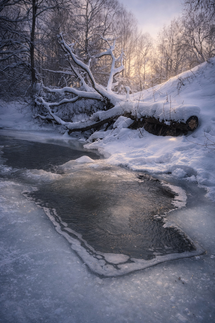 На выходных посетил Саввино-Сторожевский монастырь. В поисках точек для съемки спустился к реке, где наткнулся на интересную полынью. Выяснилось, что это результат попытки подготовить крещенскую купель.