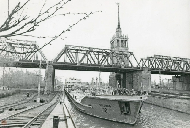 Танкер «Волгонефть-70» проходит под плотинными мостами, 1980 г. А за мостами притаилась визитная карточка шлюзов — башня «Камводпути». <a href="https://pikabu.ru/story/burlaki_na_kame_13621575?u=https%3A%2F%2Fvk.com%2Faway.php%3Fto%3Dhttps%253A%252F%252Fpastvu.com%252Fp%252F1025620%26cc_key%3D&t=%D0%98%D1%81%D1%82%D0%BE%D1%87%D0%BD%D0%B8%D0%BA&h=e3e417fc287edcc8331efdd21b84da6eb8ca78e6" title="https://vk.com/away.php?to=https%3A%2F%2Fpastvu.com%2Fp%2F1025620&cc_key=" target="_blank" rel="nofollow noopener">Источник</a>