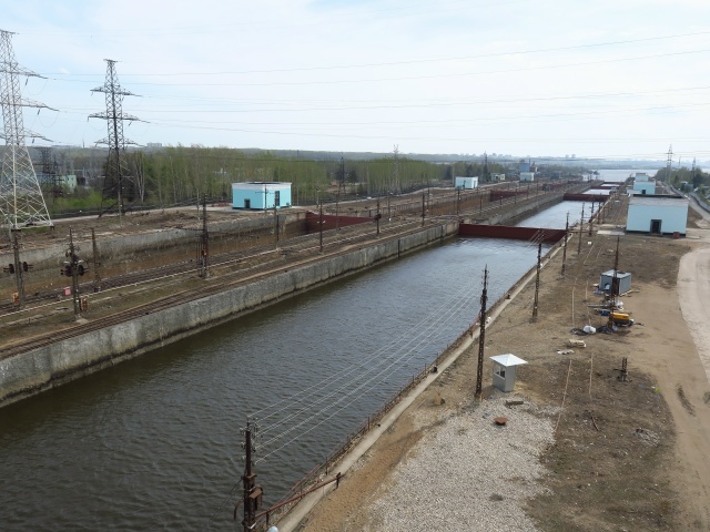 Западная нитка шлюзов КамГЭС, по которой лес в основном и сплавляли. Остатки путей на дальней стенке по состоянию на 2023 г. уже и заметить-то непросто