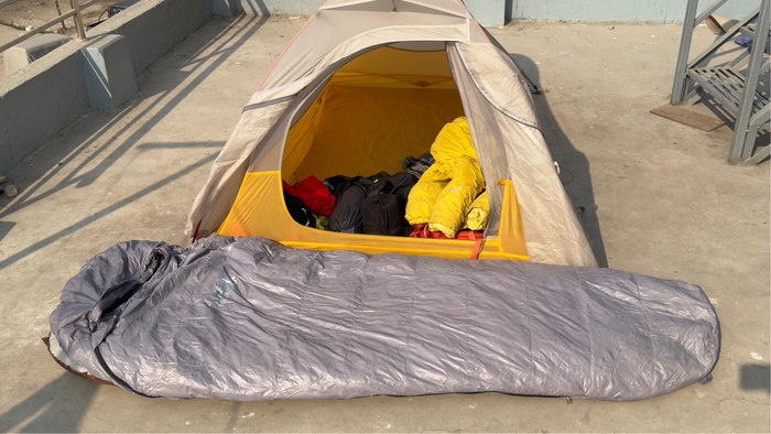 Пуховой спальник из Китая. То ли 600 то ли 800 гр пуха. Общий вес около кг. Позволил мне ночевать на 4600м в январе в -18 где то в неэкстремальном режиме, летней палатке. За свои деньги топ!