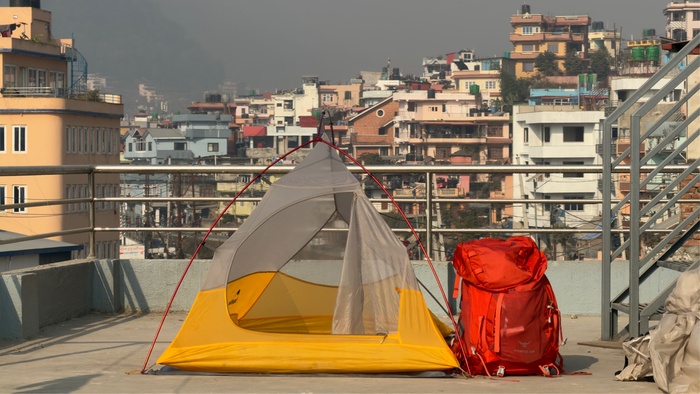 Палатка, сетка, явно не для зимних походов, зато весит 1кг