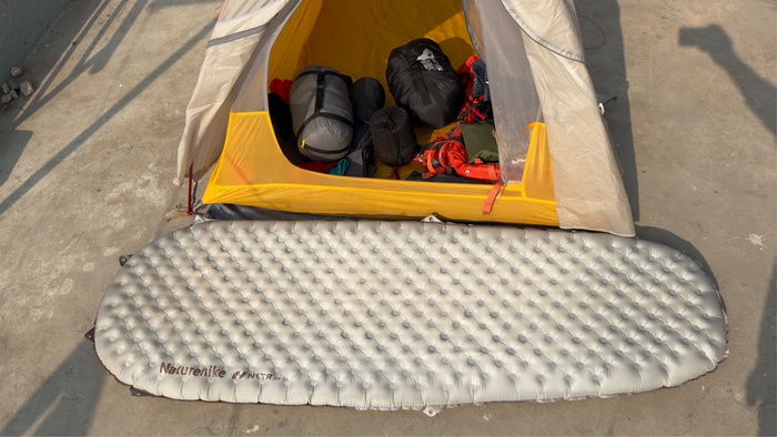 А так уже в разложенном. Плюсы теплый и компактный, минусы как на пенке не посидишь. К вопросу надежности надувных ковриков, этому же пара тройка лет и множество походов включая Легендарку по Кавказу. Ни разу не ремонтировался и не подводил