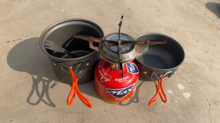 Кухонное, купленное в Непале. Кастрюльки обе обошлись в сумме за 500руб так как остаток набора из 4 предметов. Могла быть одна кастрюлька и сковородка за 1000 руб, ложка титановая, сто лет в обед ей