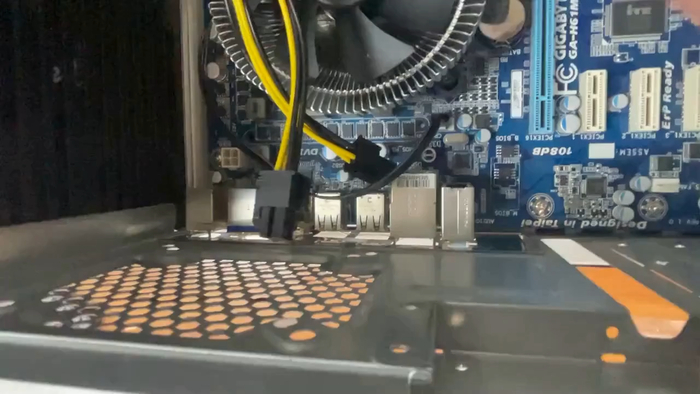 4-pin ��� 8-pin CPU (������� ����������)