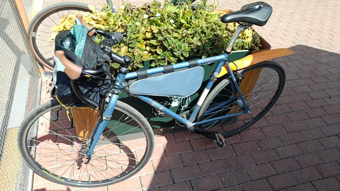 Первый вариант сборки. Ещё на покрышках 28 мм, и очень низкой посадкой.