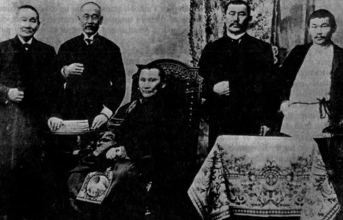 Агван Доржиев в кругу сторонников и представителей интеллигенции.