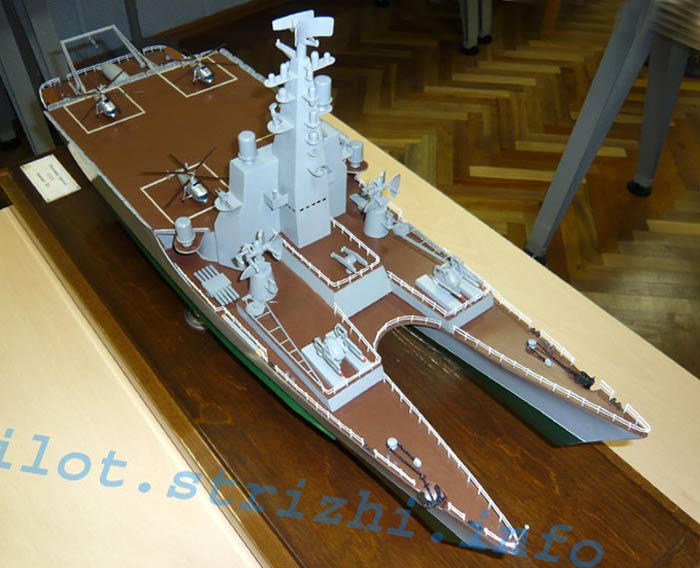 Модель эскизного проекта будущего вертолетоносца в виде катамарана