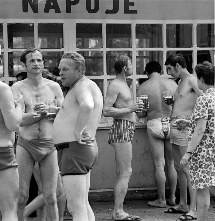 У павильона пиво воды