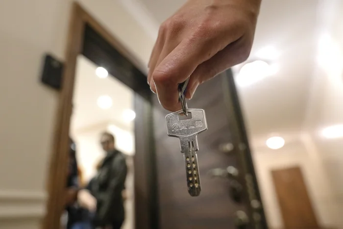 Мужчина хотел сэкономить на налогах и подарил сыну полквартиры — в итоге лишился ее