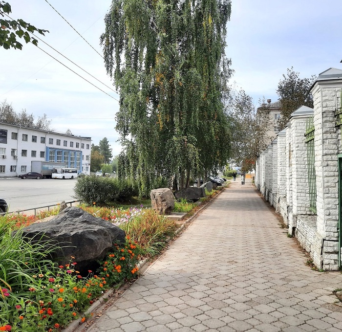 Экспозиция полезных ископаемых, около школы №3.