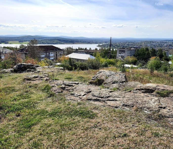Вид с горы Малая Благодать на город и Кушвинский пруд