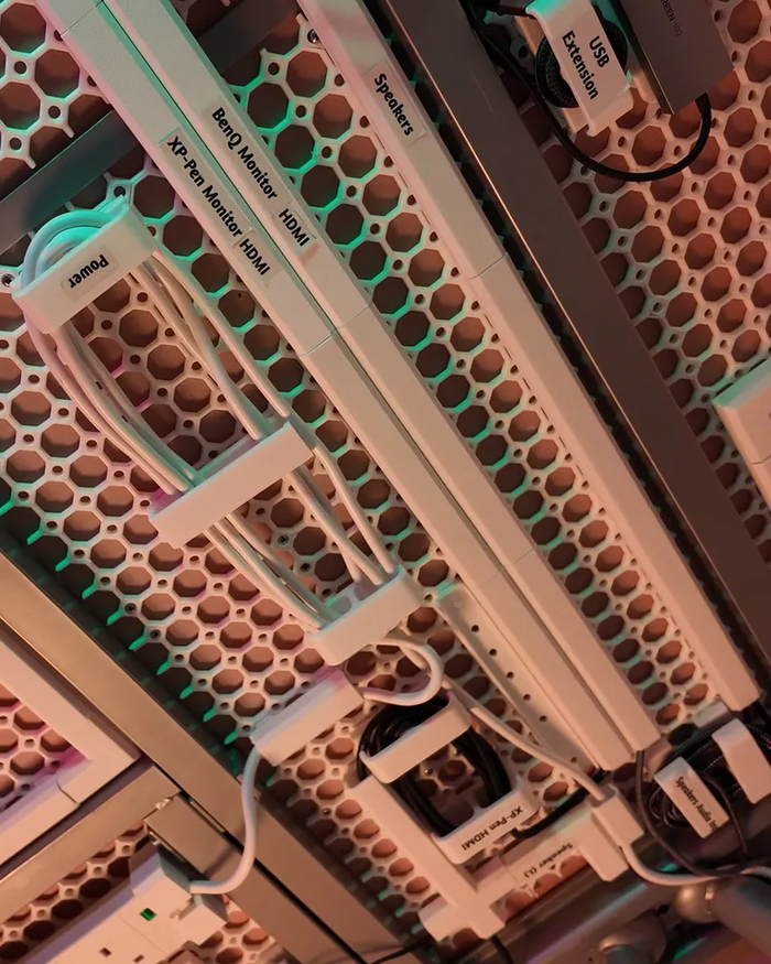 Пример из интернета кабель менеджмента под столом (конкретно на фото чутка другая система, но принцип тот же)