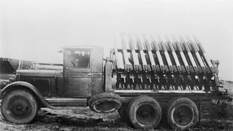 Редкий вариант установки с поперечным расположением направляющих. В серию пошёл как раз широко известный продольный вариант.