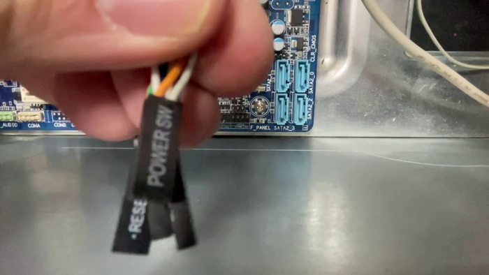 несколько тонких кабелей с маленькими коннекторами