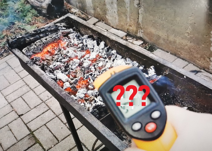 Замер температуры на углях в мангале.