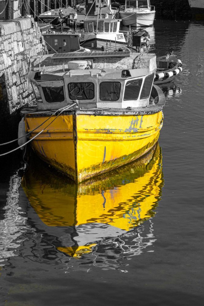 По морям, по волнам желтый (трактор) сейнер пришел к нам