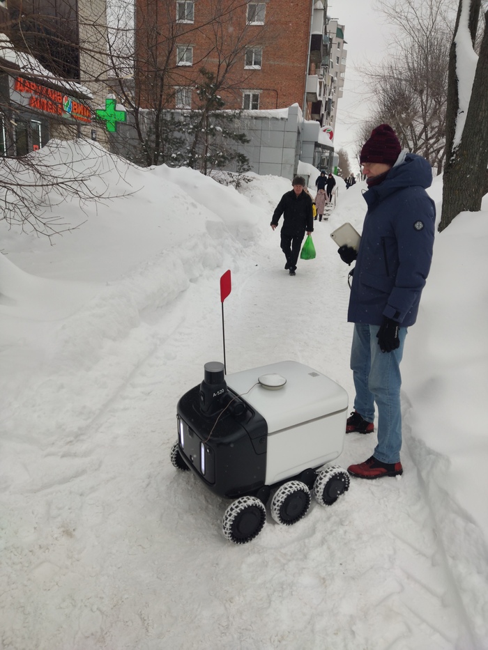 У нас вот сегодня испытывали проходимость робота-курьера на разных улицах и маршрутах