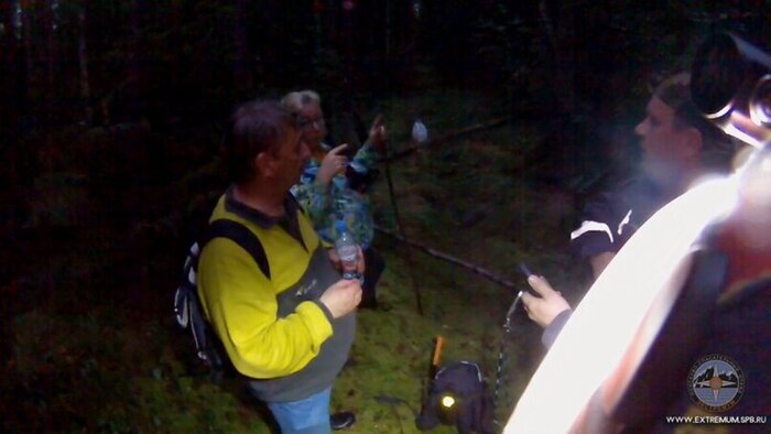 Герои этой ночи. Слева - грибники. Справа - спасатели.