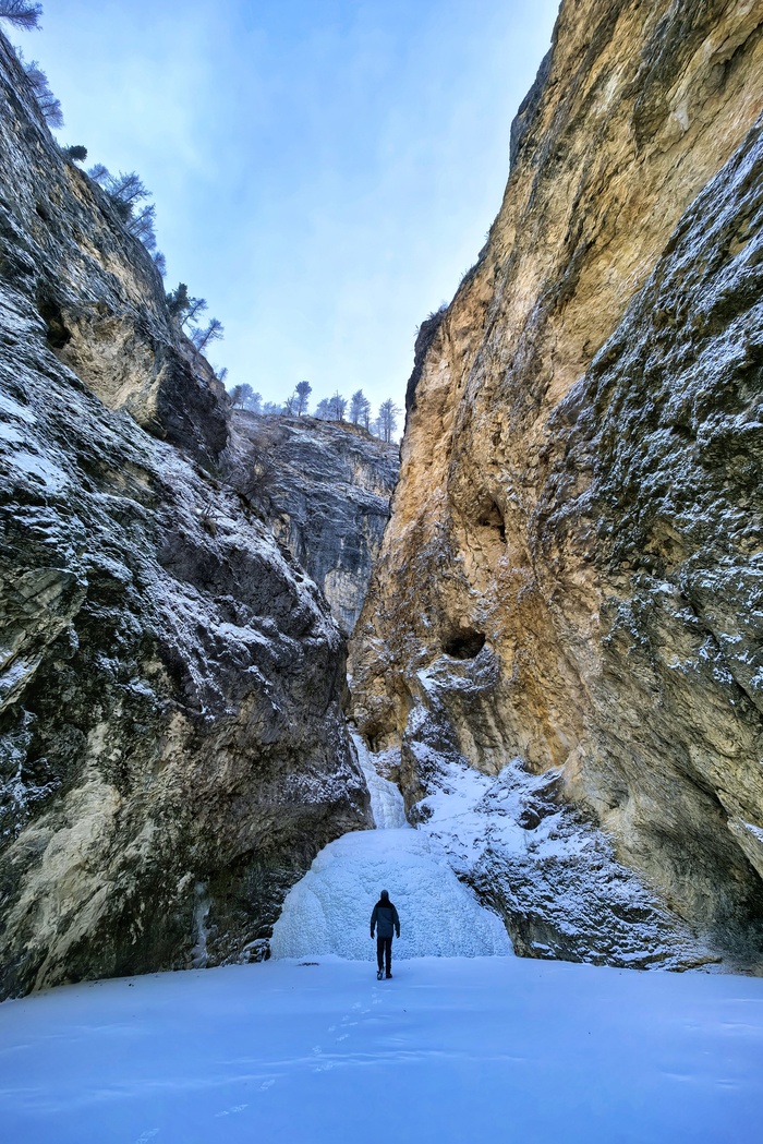Замёрзший водопад в ущелье