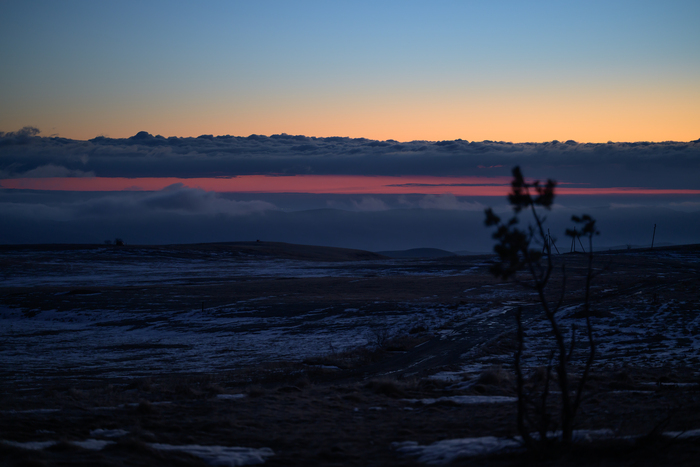 Впервые увидел такую картину. Снизу слой с облаками это Кавминводы , над ними малиновый рассвет, над ним свой слой облаков и уже над ним еще один золотой рассвет !!! И выше чистое голубое небо !!!