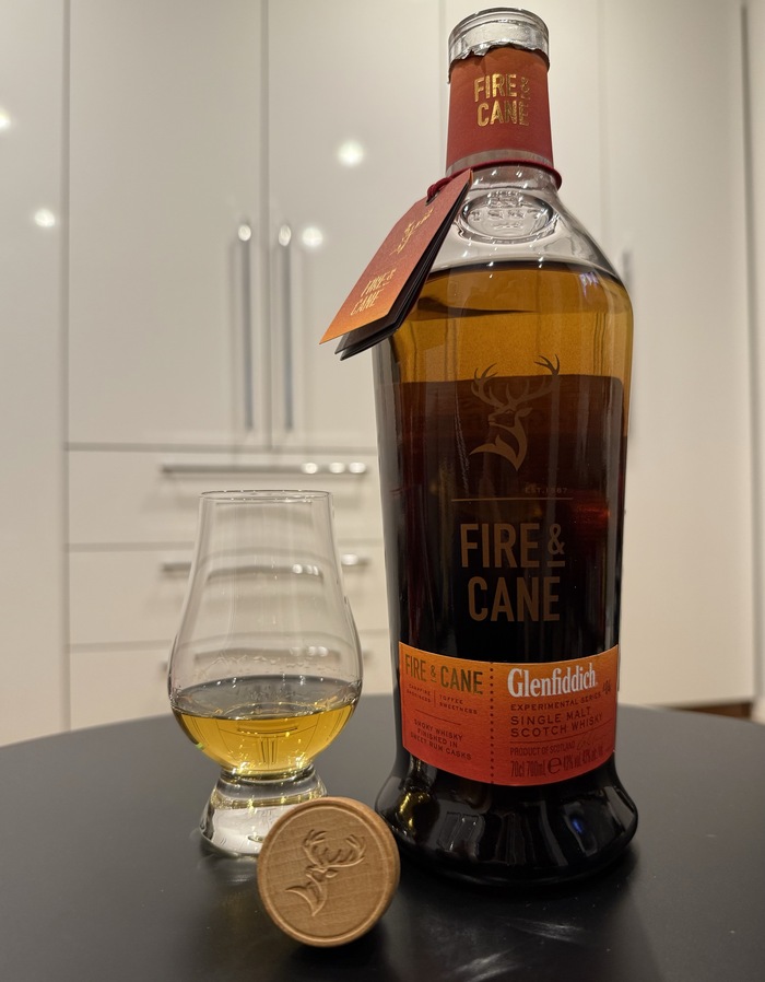 Крайне красивая бутылка, которая имеет градиентный окрас.