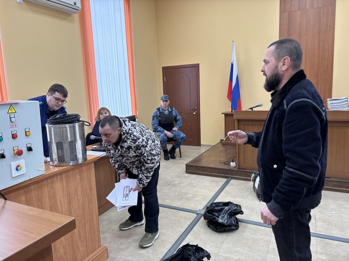 Антон Тяпочкин объясняет Владимиру Кретову, что в насосе для фонтана поплавка быть не может