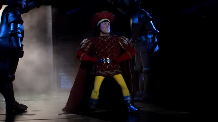 Актёр, играющий Фаркуада, весь фильм ходит на коленках. Это даже выстёбывается в самом мюзикле.