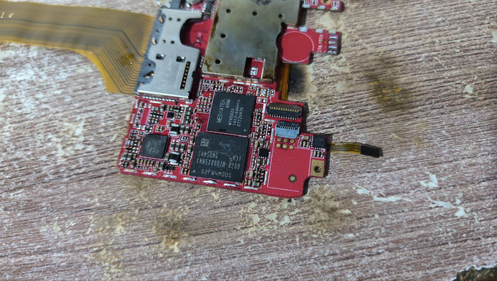 Доходило до абсурда: Samsung всегда были большими любителями налить компаунда и поставить флэшку вплотную к процессору. Пока счистишь компот - есть неиллюзорный шанс угреть рам или отвалить бутерброд, поэтому многие просто спиливали их дремелем.