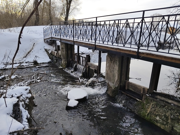 Вот эти дощечки вставленные, мне кажется, специально делают, чтобы регулировать уровень и чтоб вода журчала. Бобры это любят.