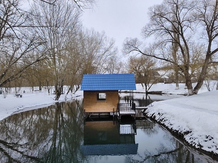 Есть где раздеться, есть где повесить одежду и окунуться. Дно с настилом, не испачкаетесь и не увязнете.